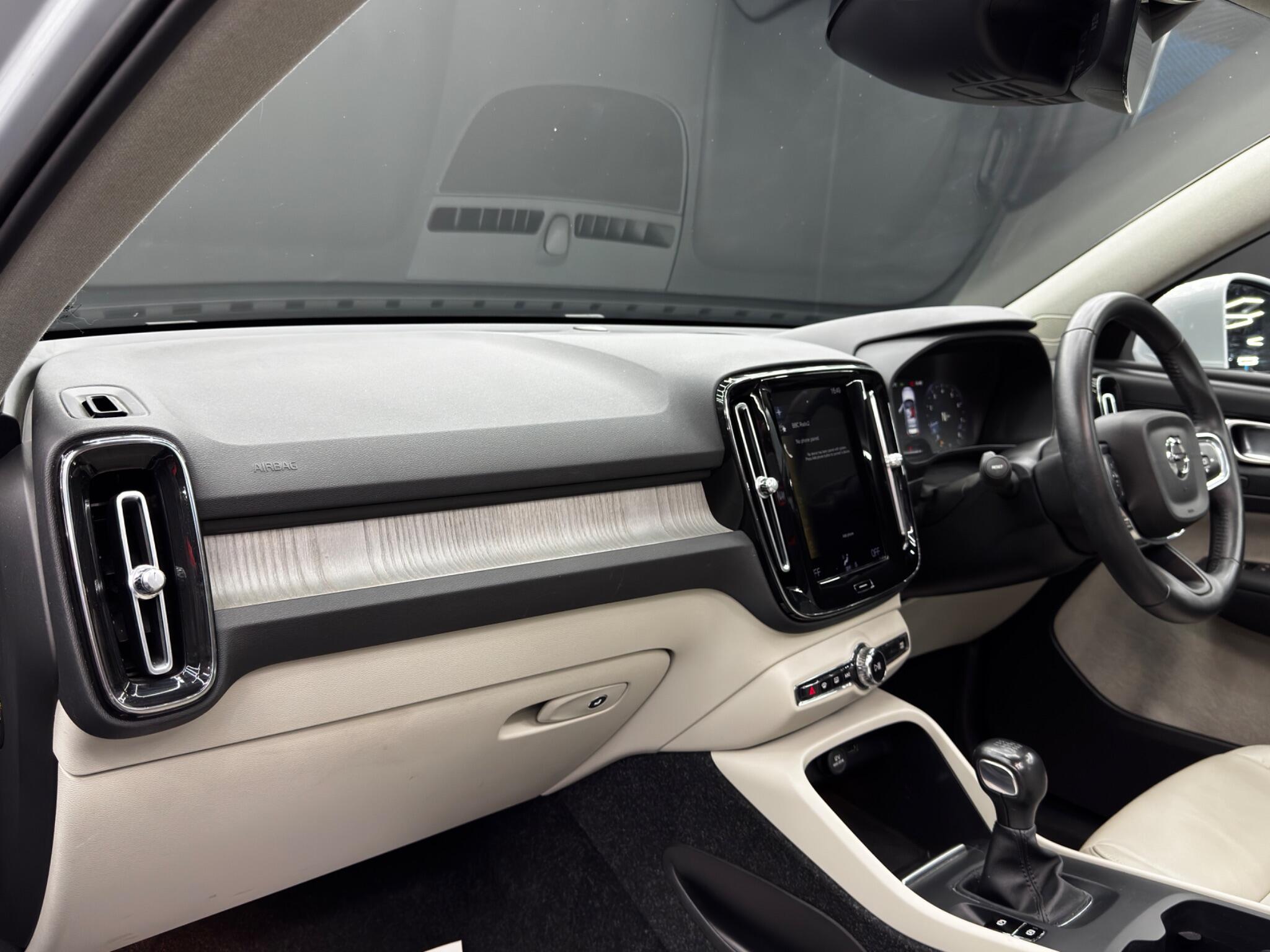 Volvo XC40 view 11
