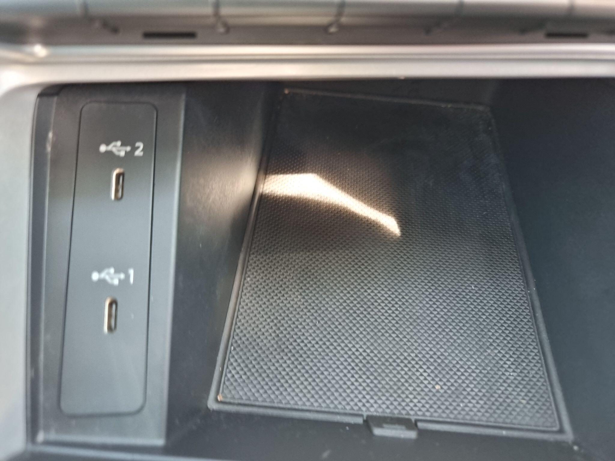 Audi Q3 view 21