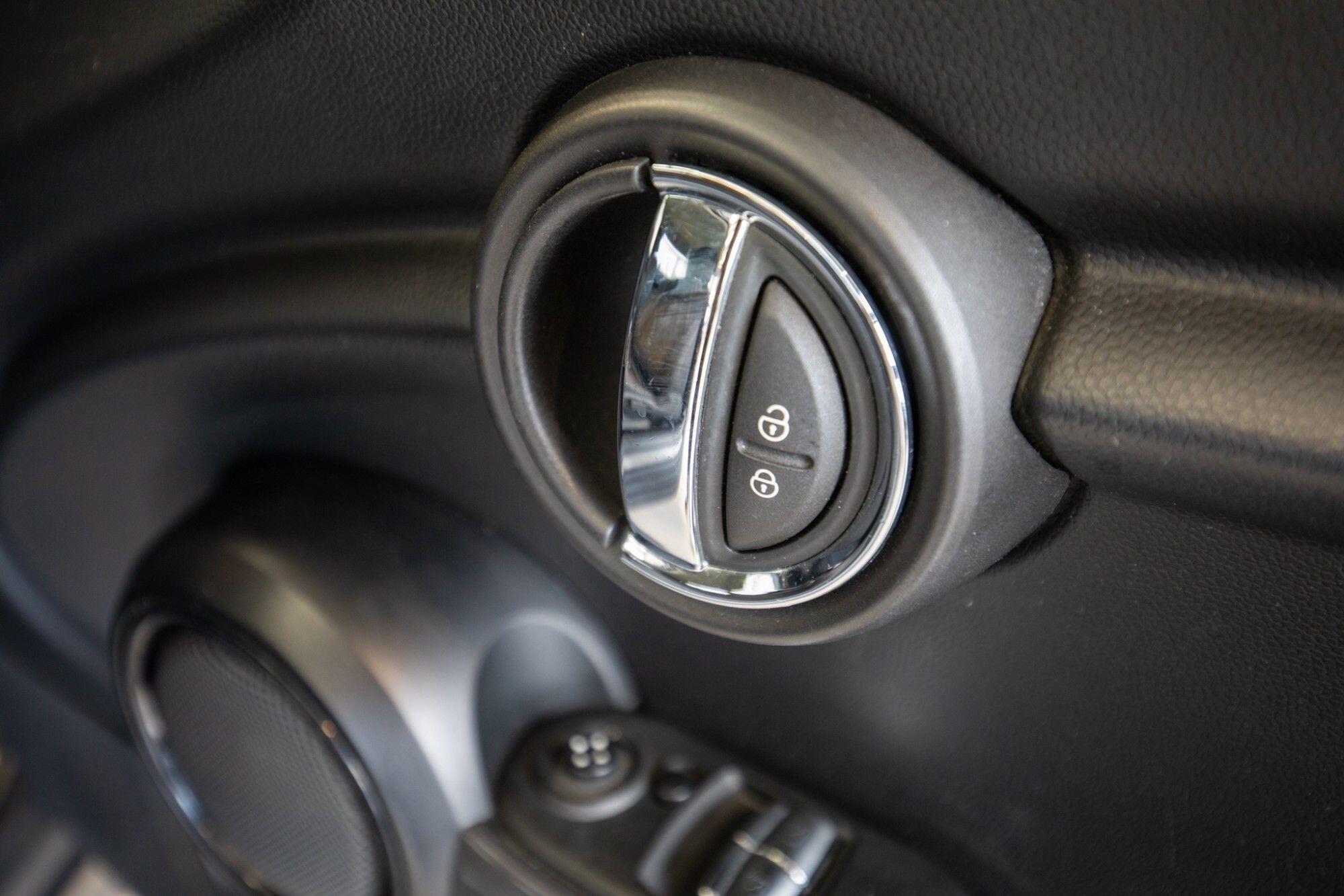 Mini Hatch view 14