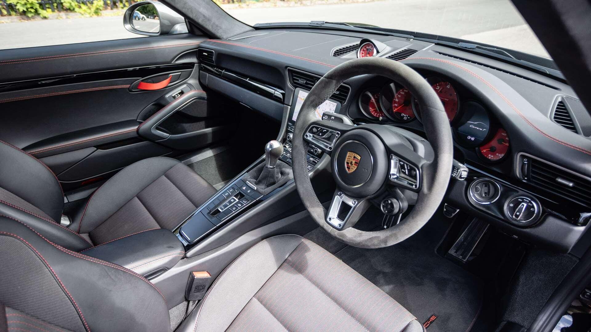 Porsche 911 view 16
