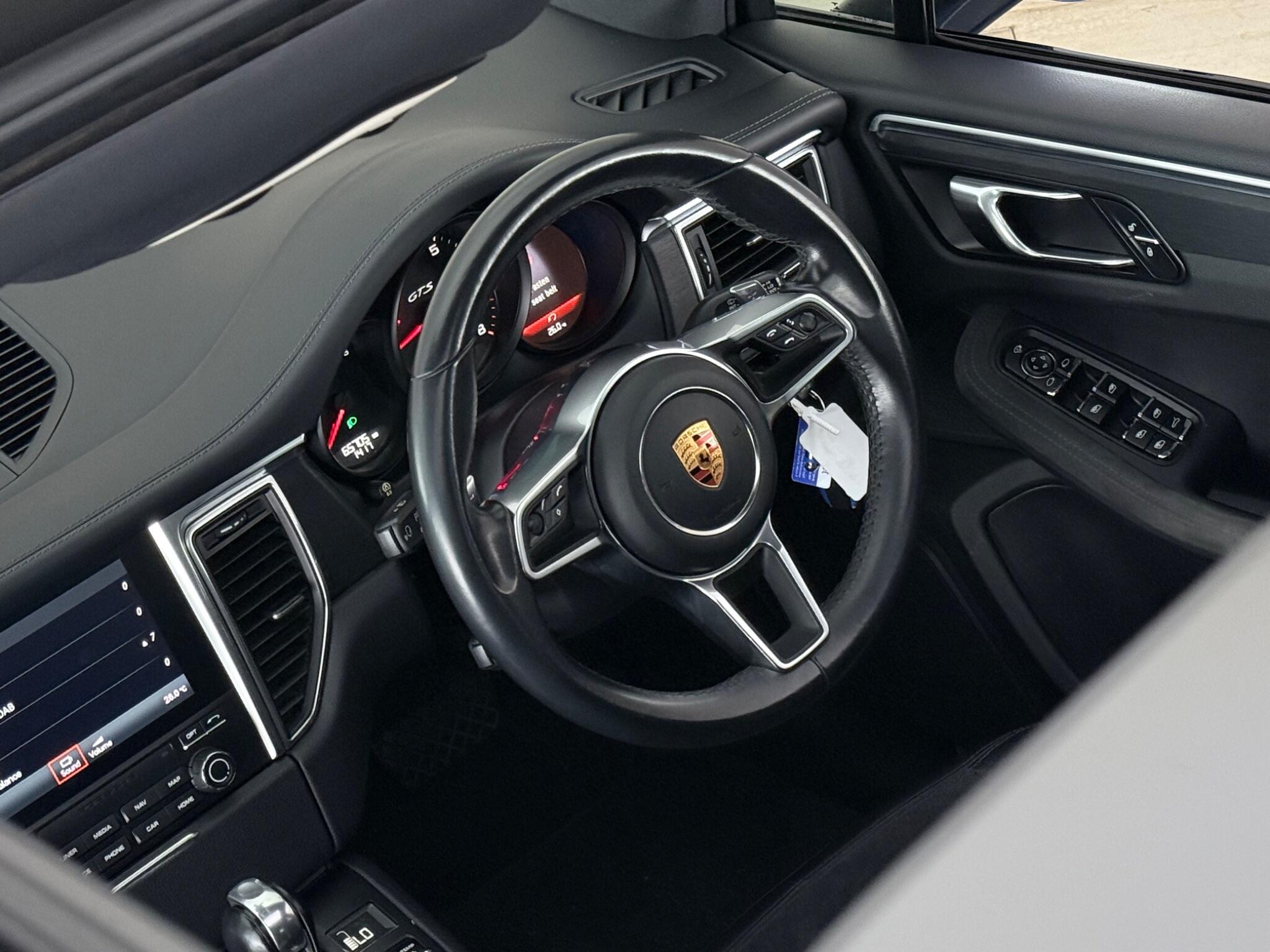 Porsche Macan view 19