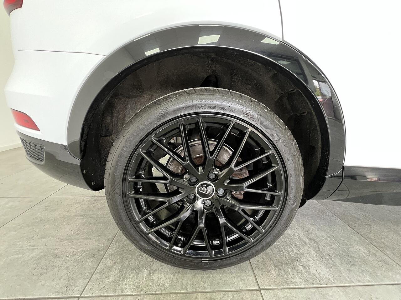 Audi Q3 view 21