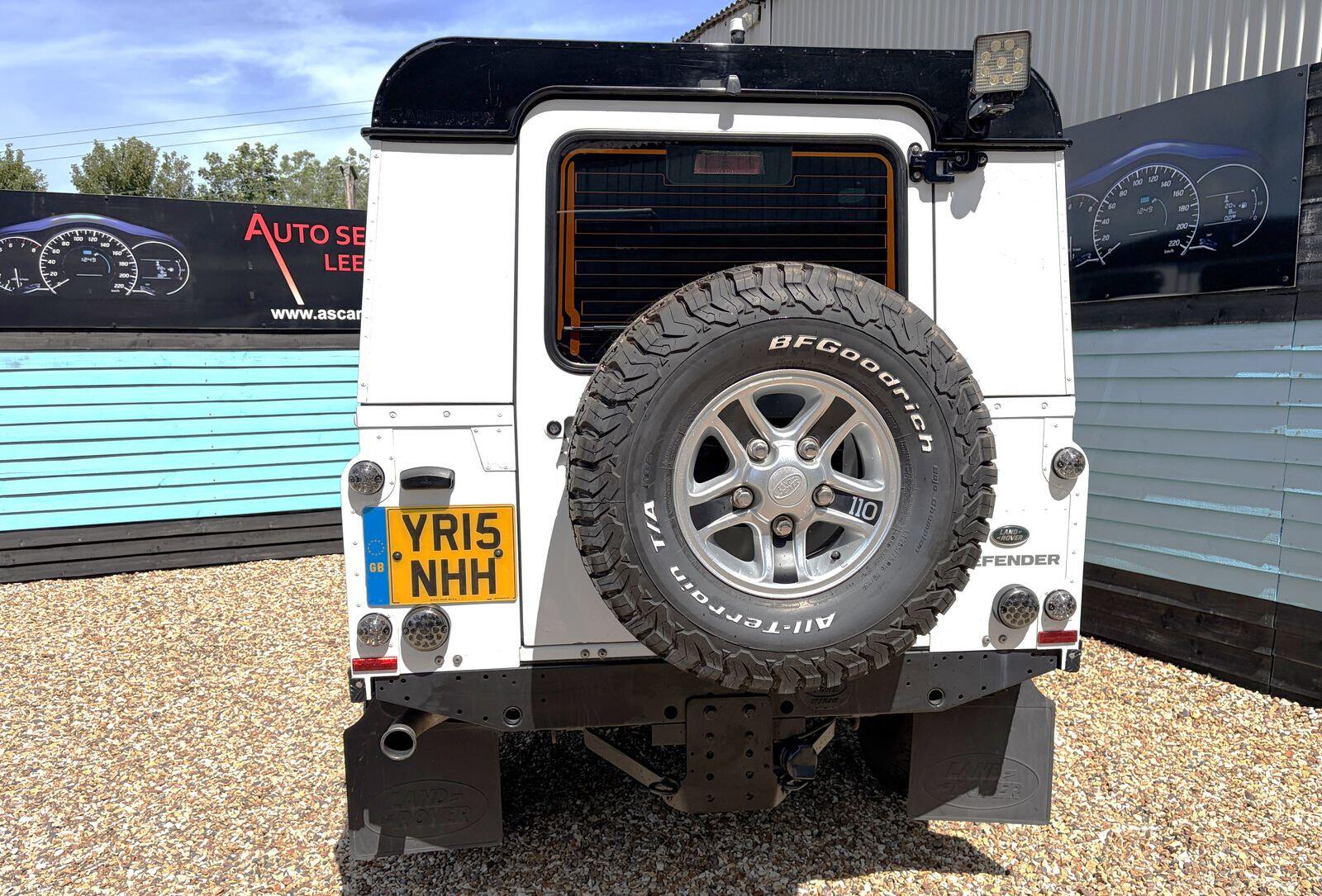 Land Rover Defender view 32