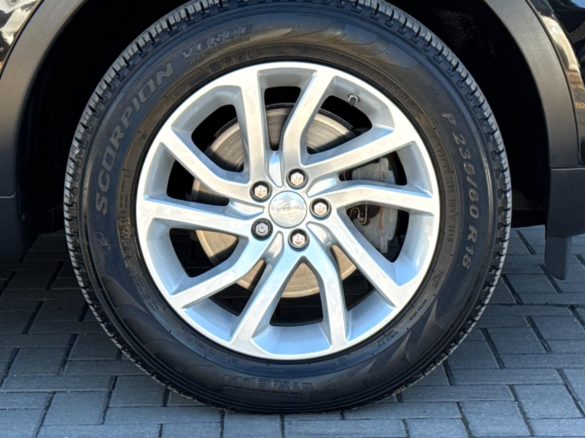 Land Rover Discovery Sport view 11