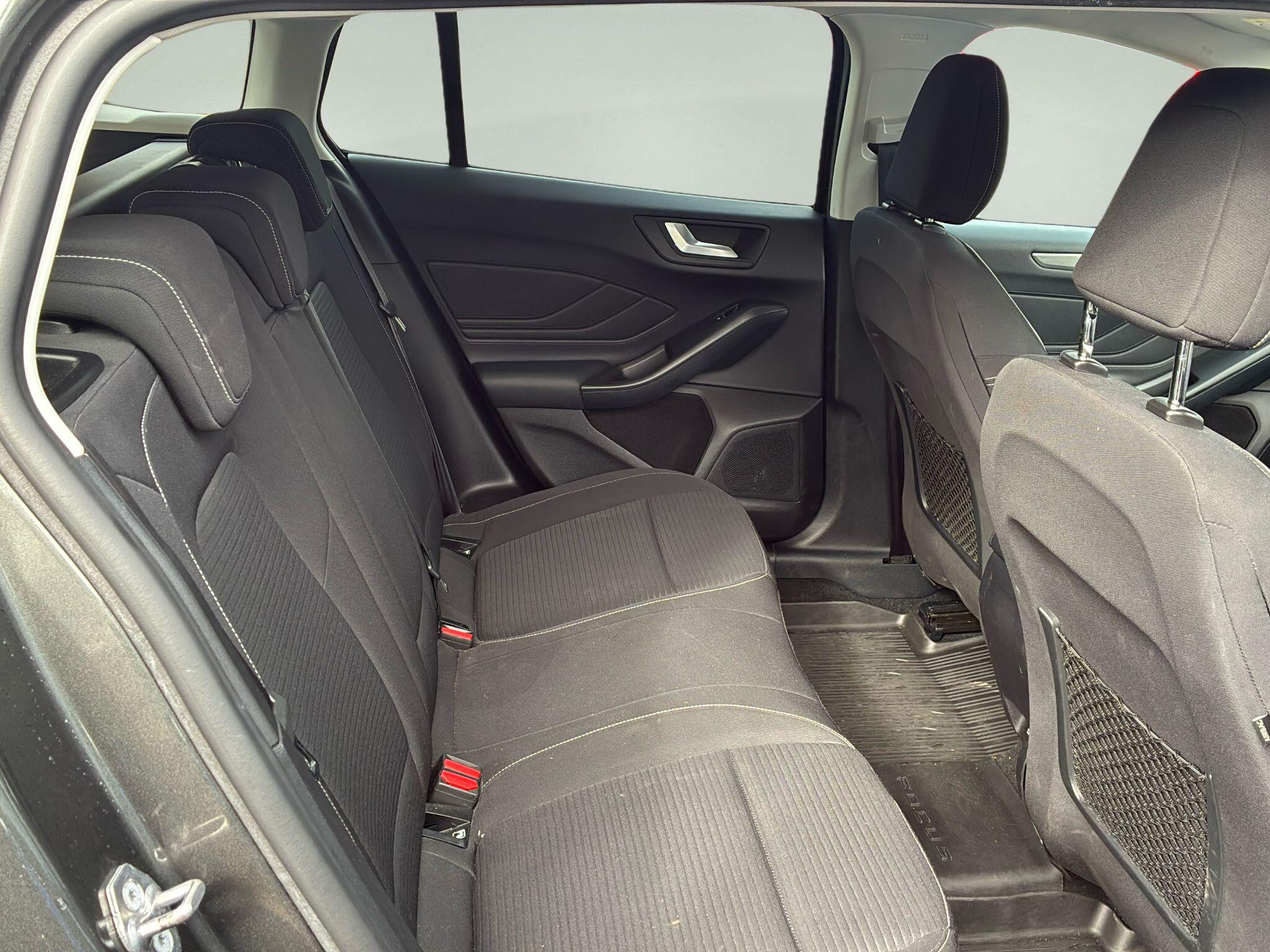 Ford Focus view 12