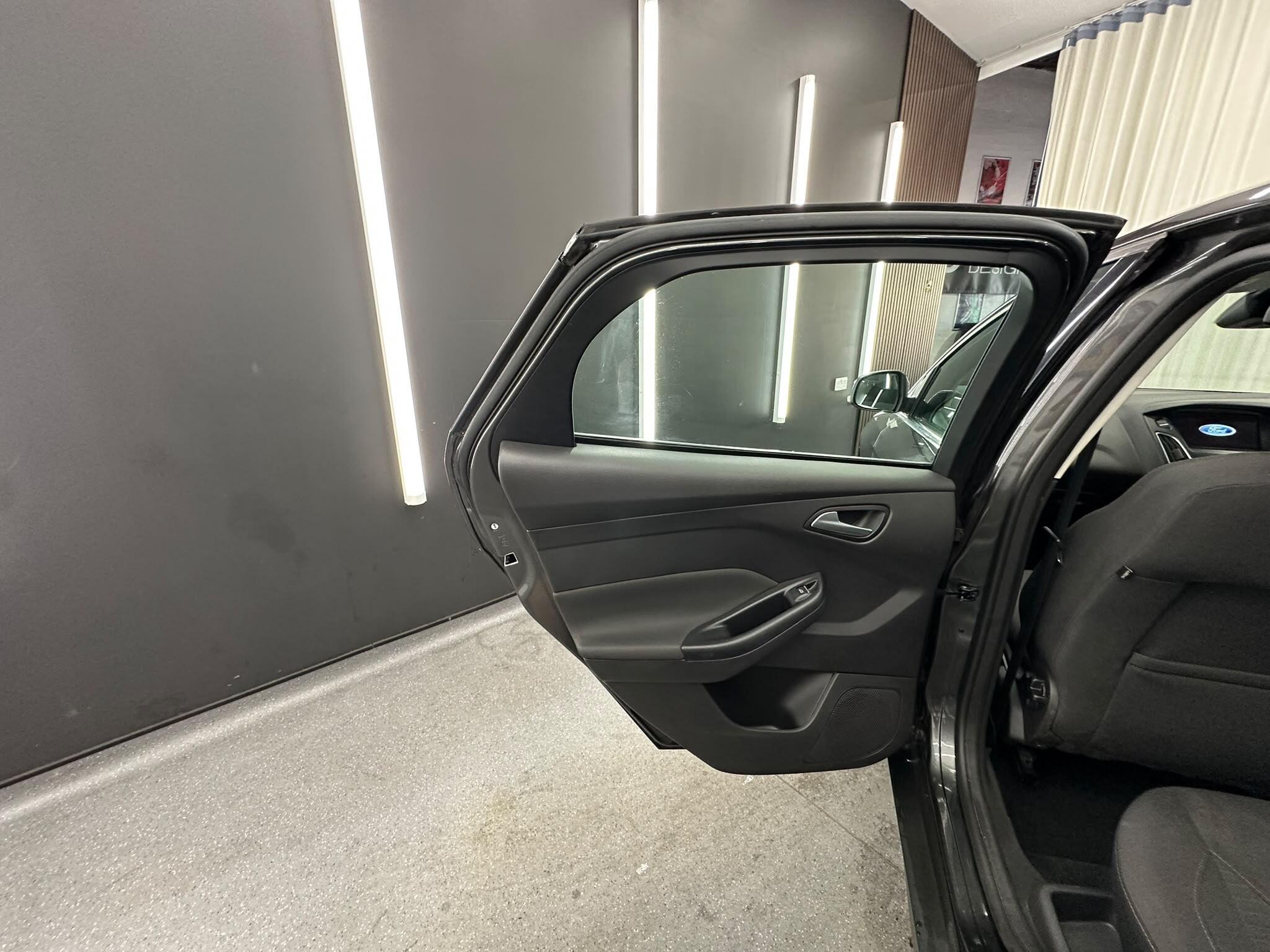 Ford Focus view 19