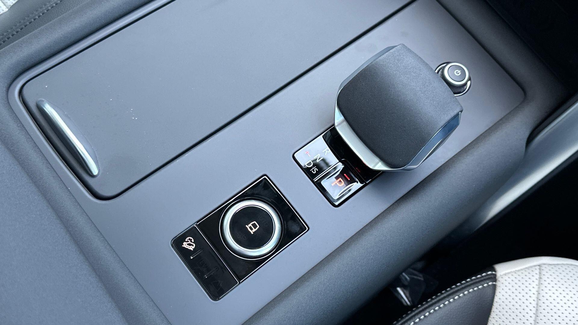 Land Rover Discovery view 11