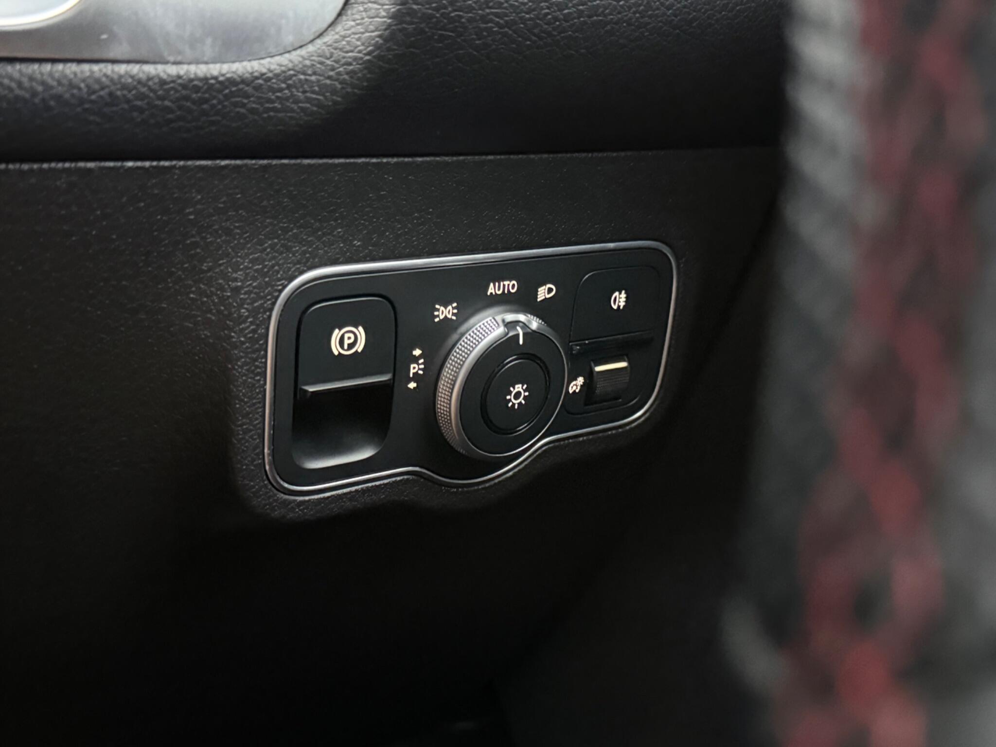 Mercedes-Benz GLB view 18