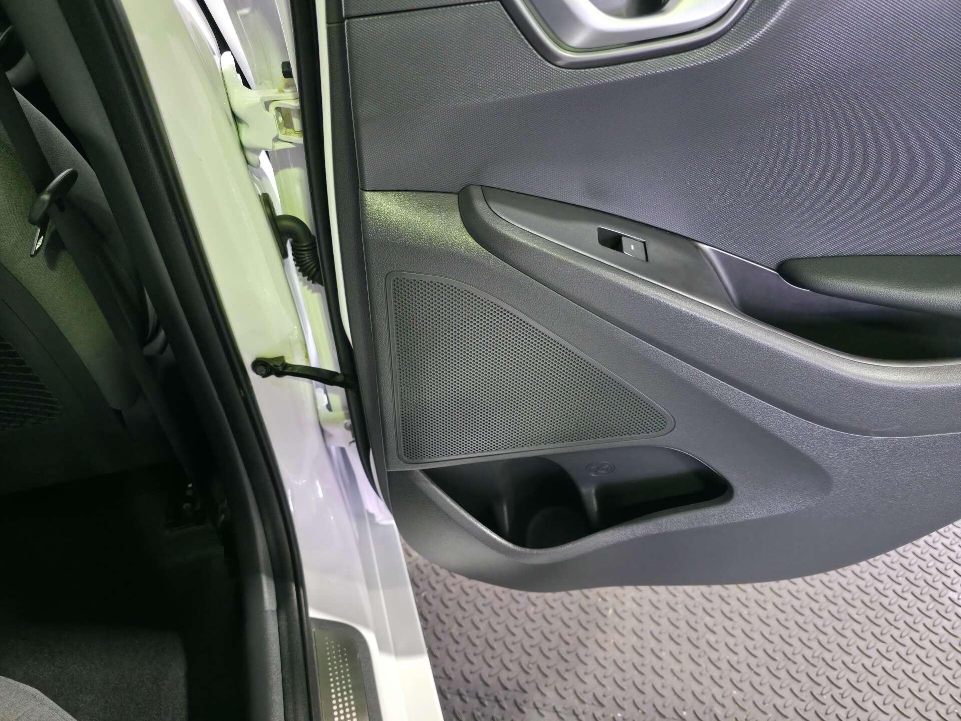 Hyundai Ioniq view 52