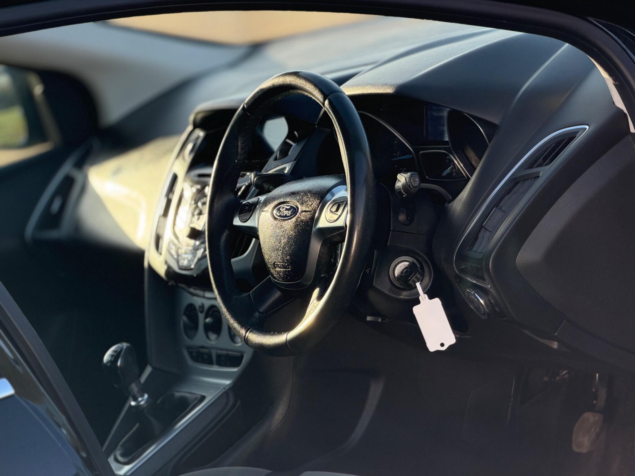 2012 Ford Focus 1.6 TDCi Zetec Euro 5 (s/s) 5dr image 21