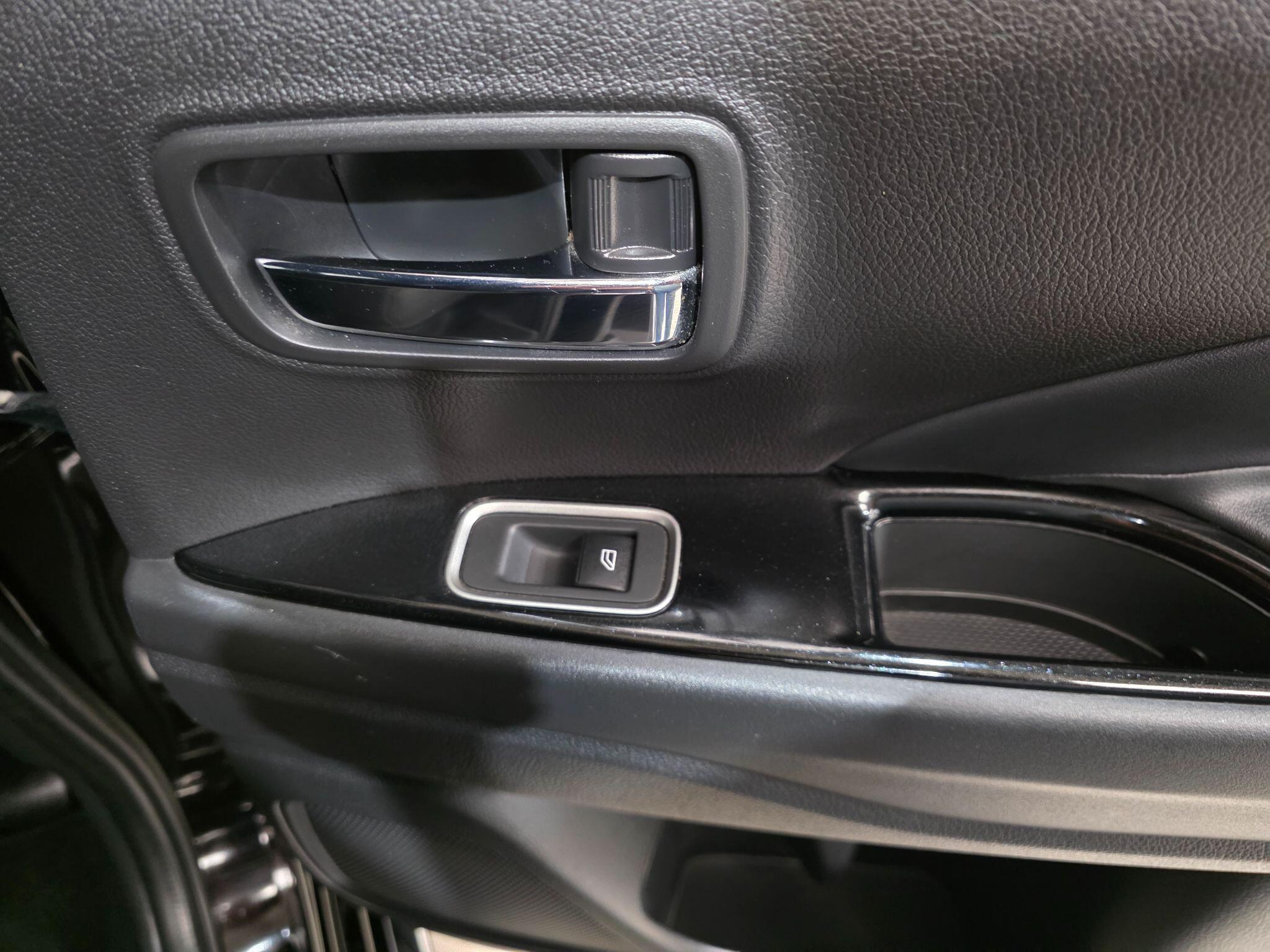 Mitsubishi Outlander view 22