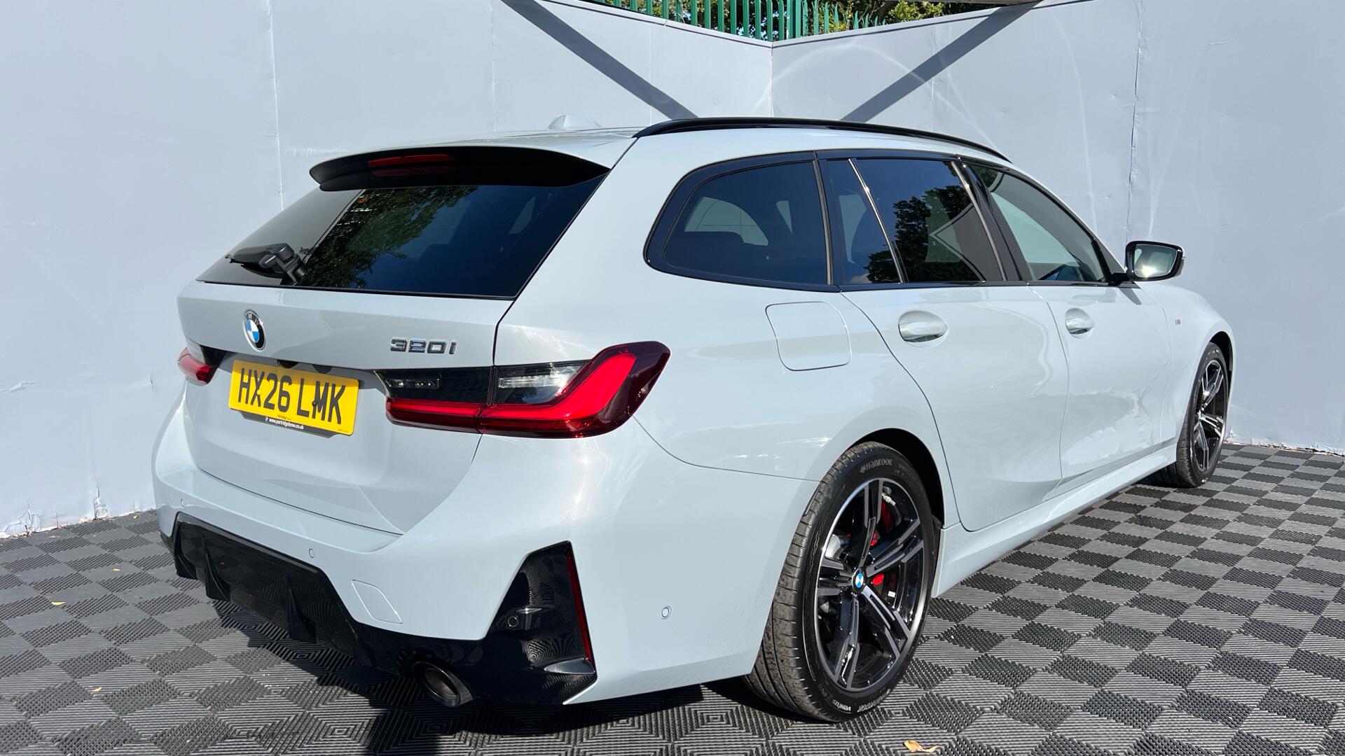 BMW 3 Series view 27
