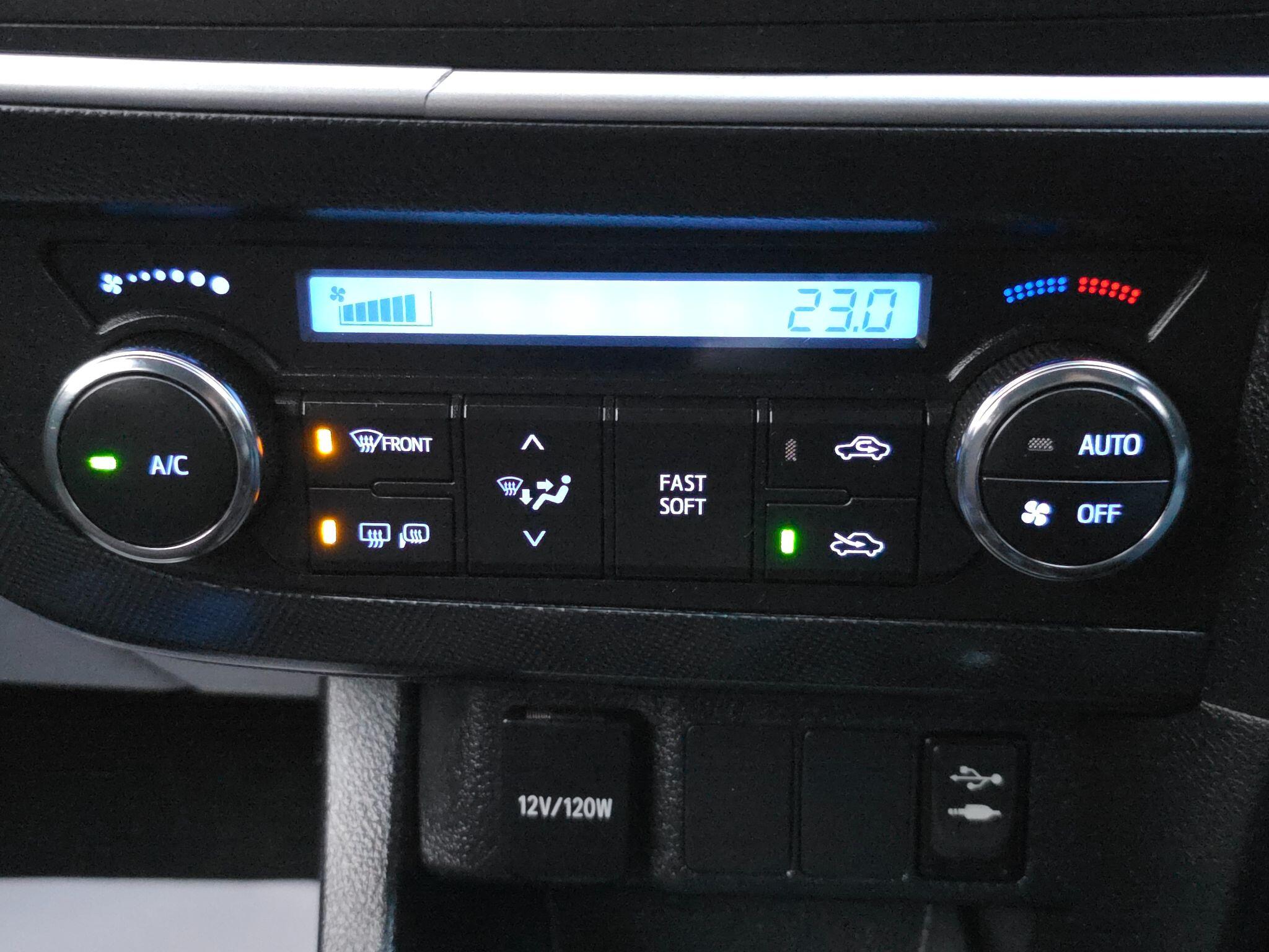2013 Toyota Auris image 30