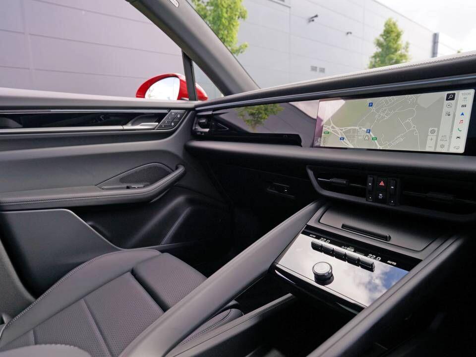 Porsche Macan view 11