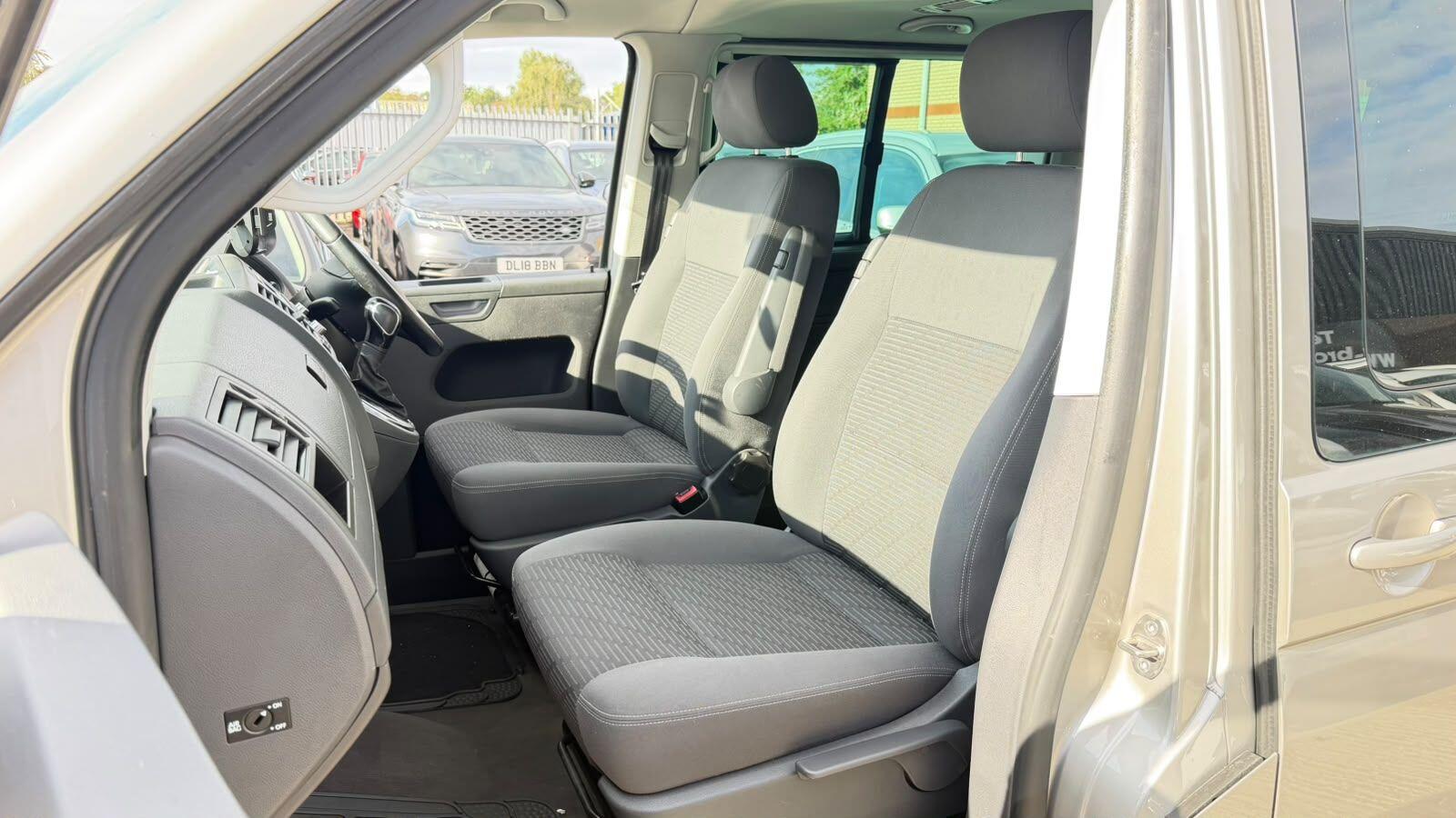 Volkswagen Caravelle view 13