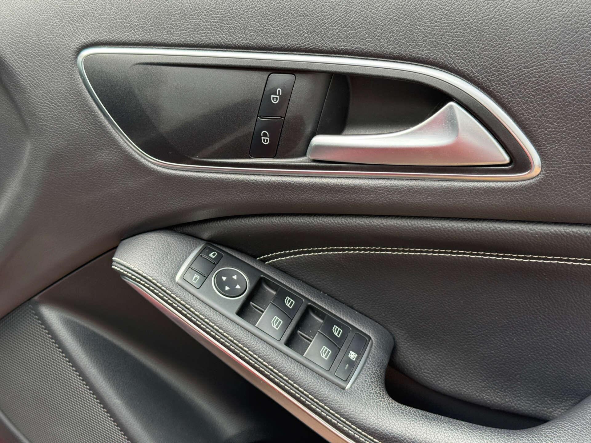 Mercedes-Benz GLA view 16