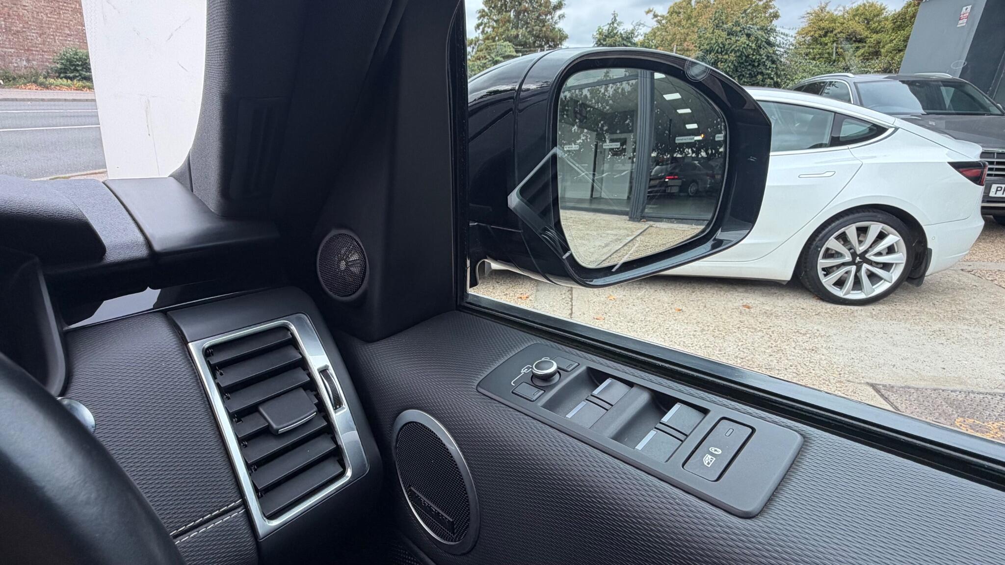 Land Rover Discovery view 34