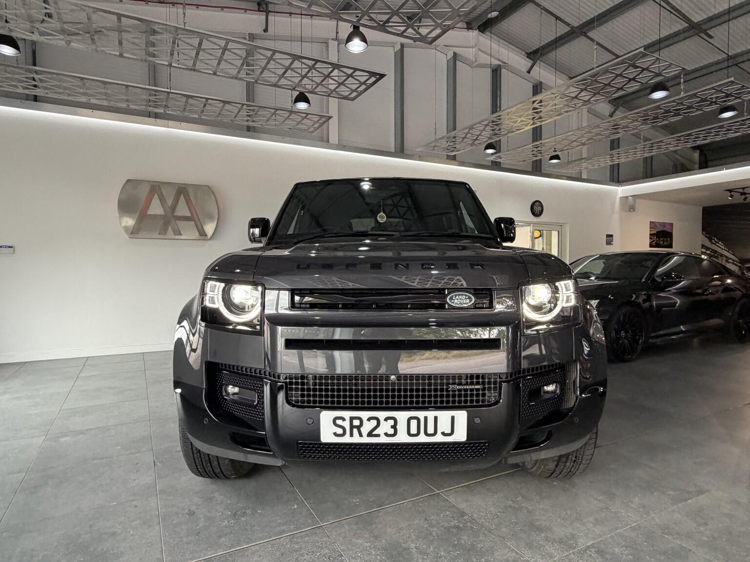 Land Rover Defender 110 view 43