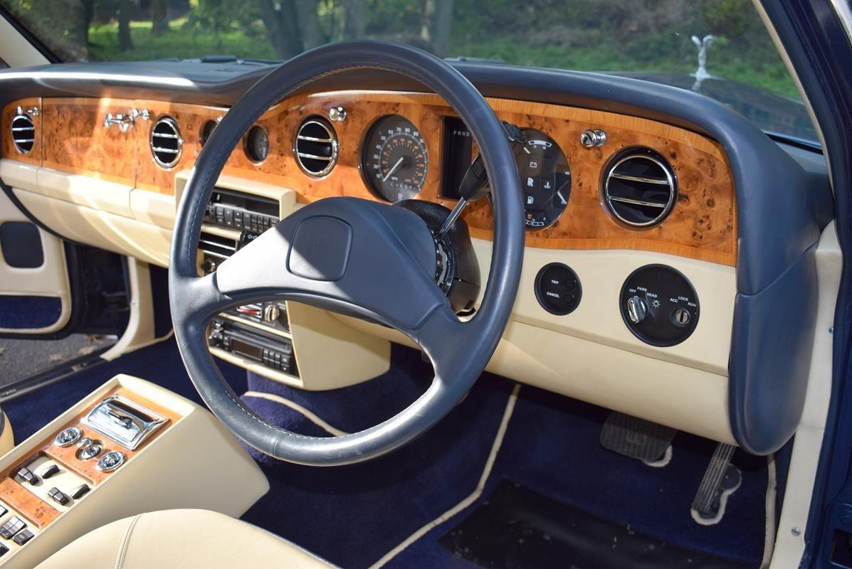 Rolls-Royce Silver Spirit view 11