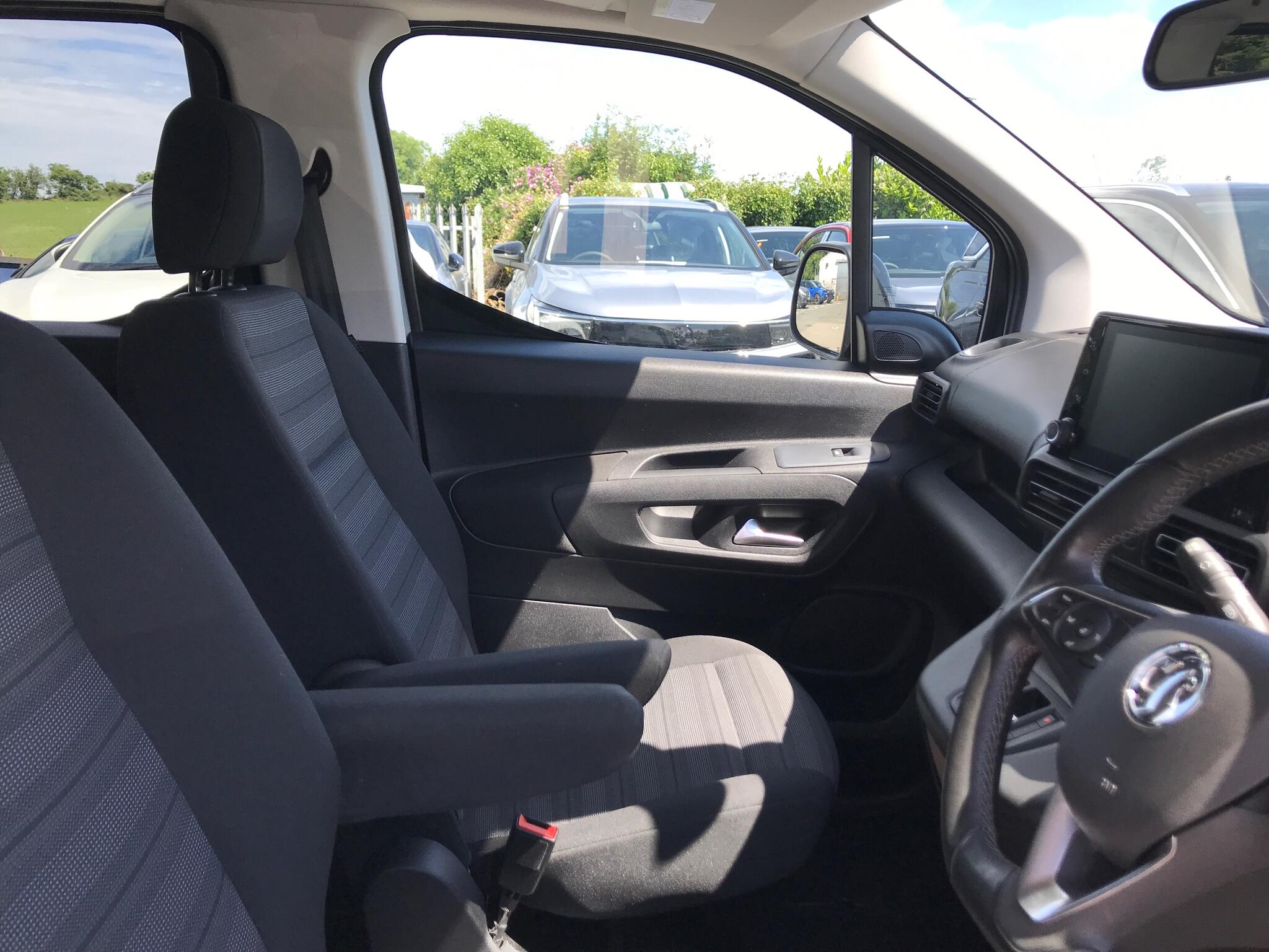 Vauxhall Combo Life Electric view 12