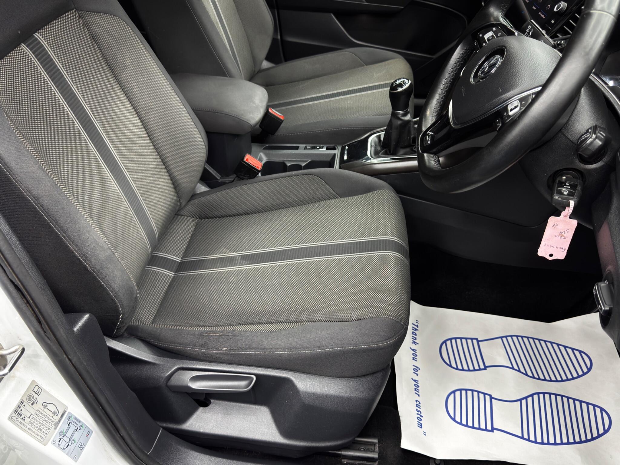Volkswagen T-Roc view 13
