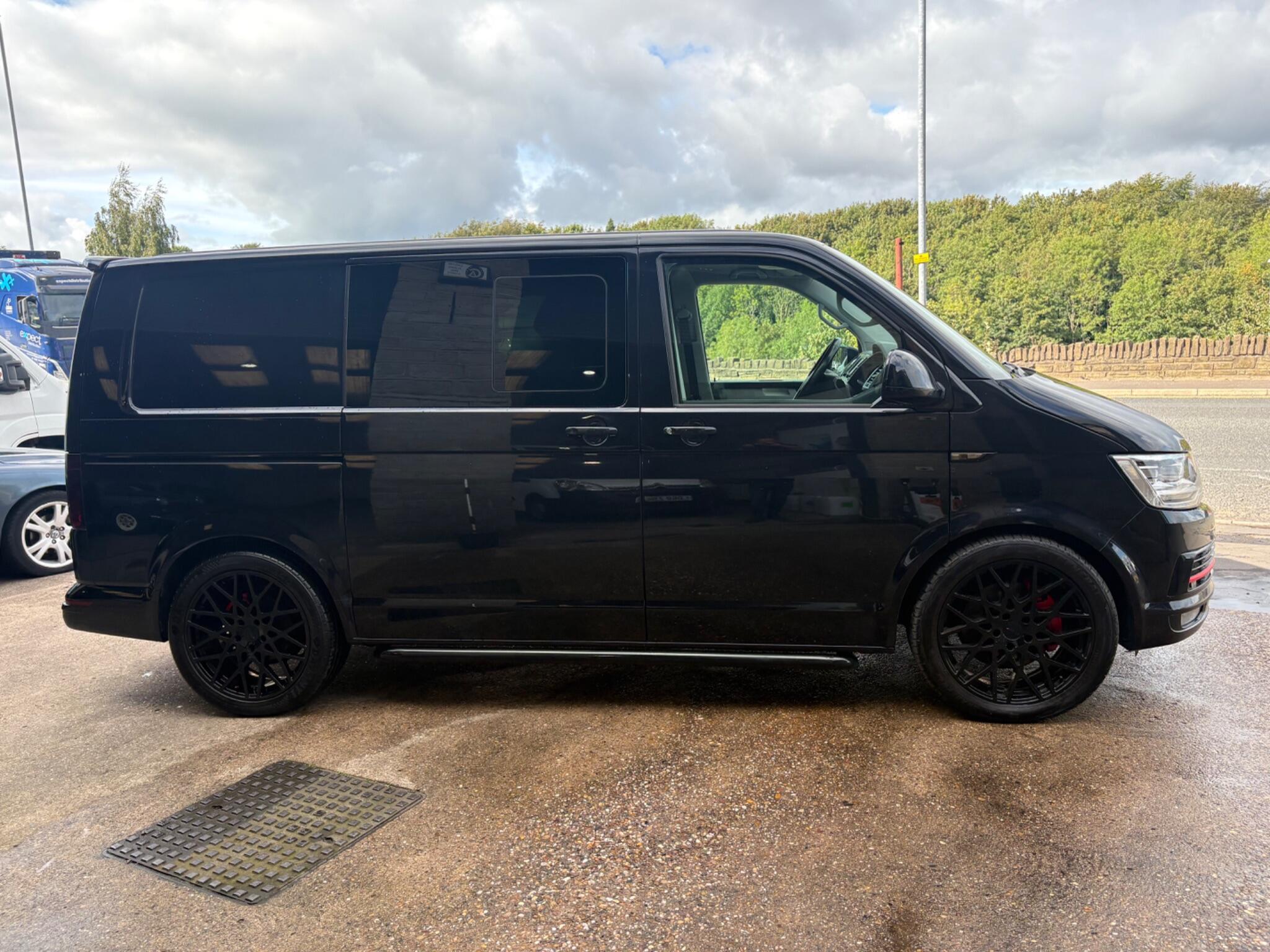 Volkswagen Transporter view 9