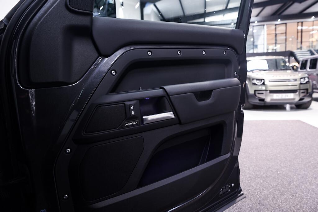 Land Rover Defender view 28