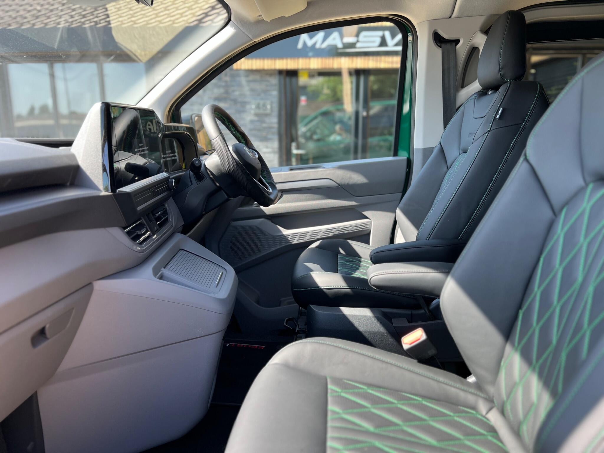Volkswagen Transporter view 15