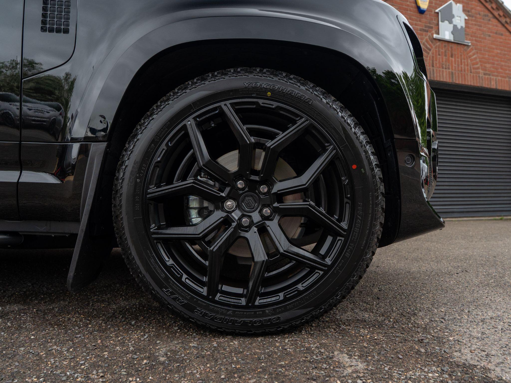 Land Rover Defender 110 view 28