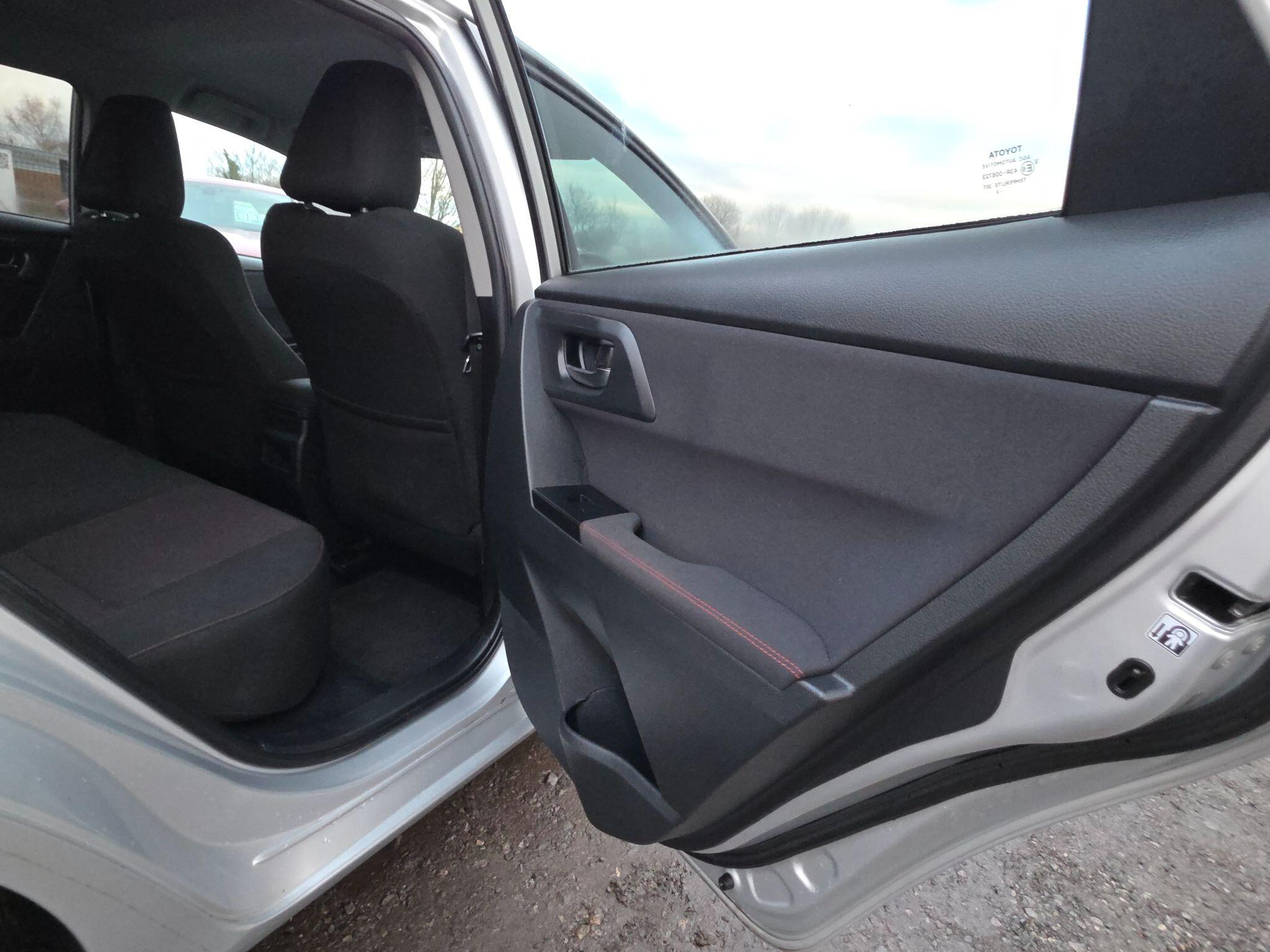 2013 Toyota Auris image 32