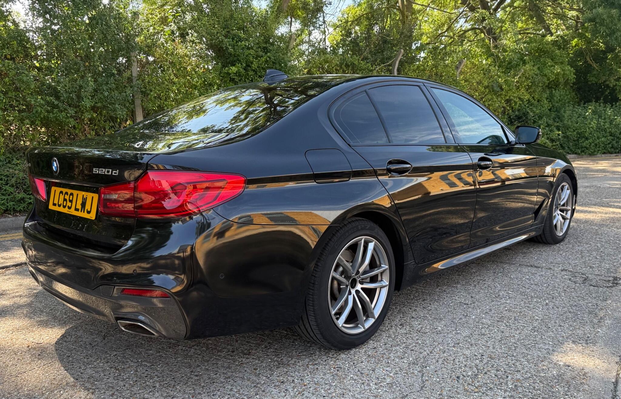 BMW 5 Series view 9