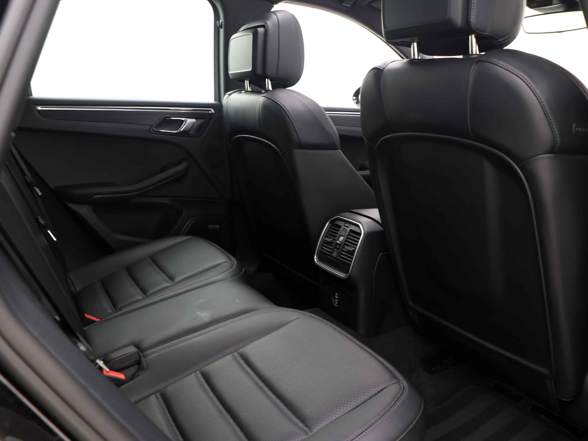 Porsche Macan view 27