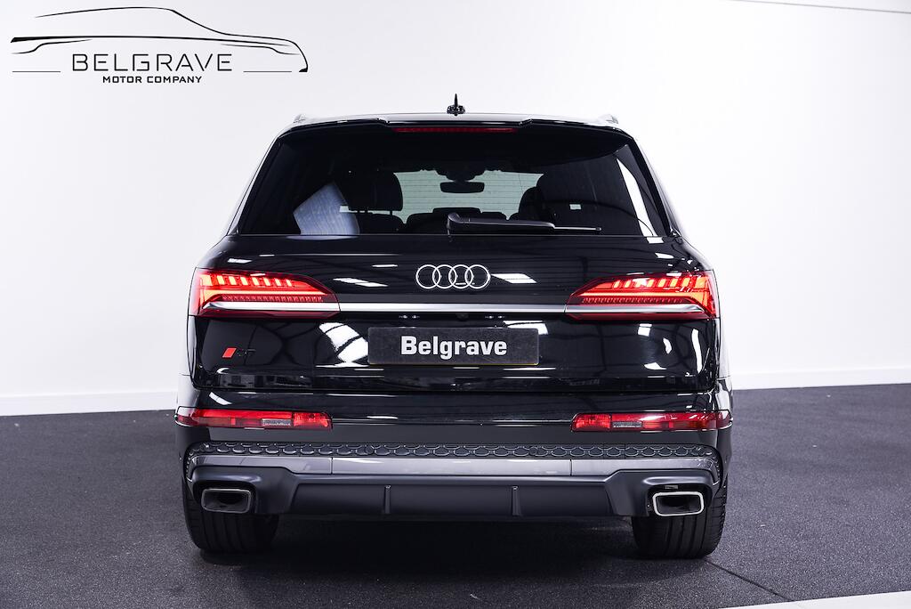 Audi Q7 view 7