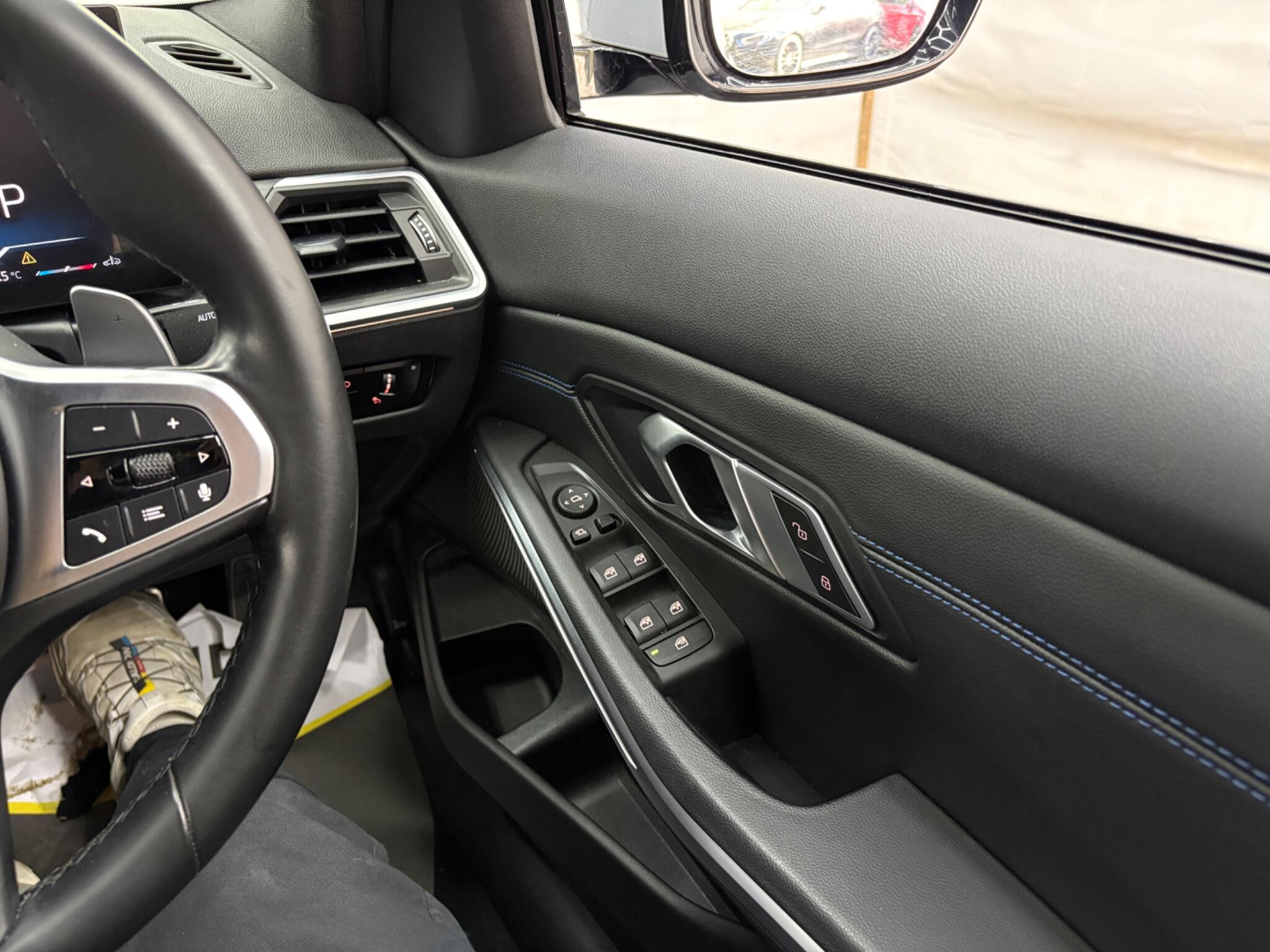 BMW 3 Series view 25