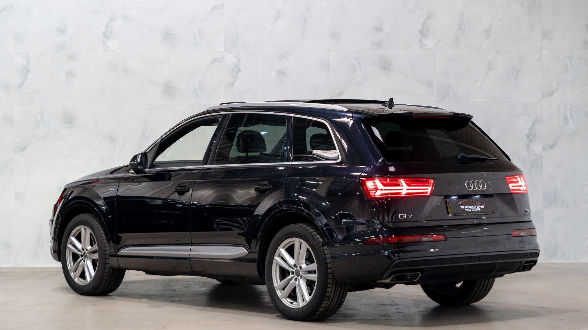 Audi Q7 view 6