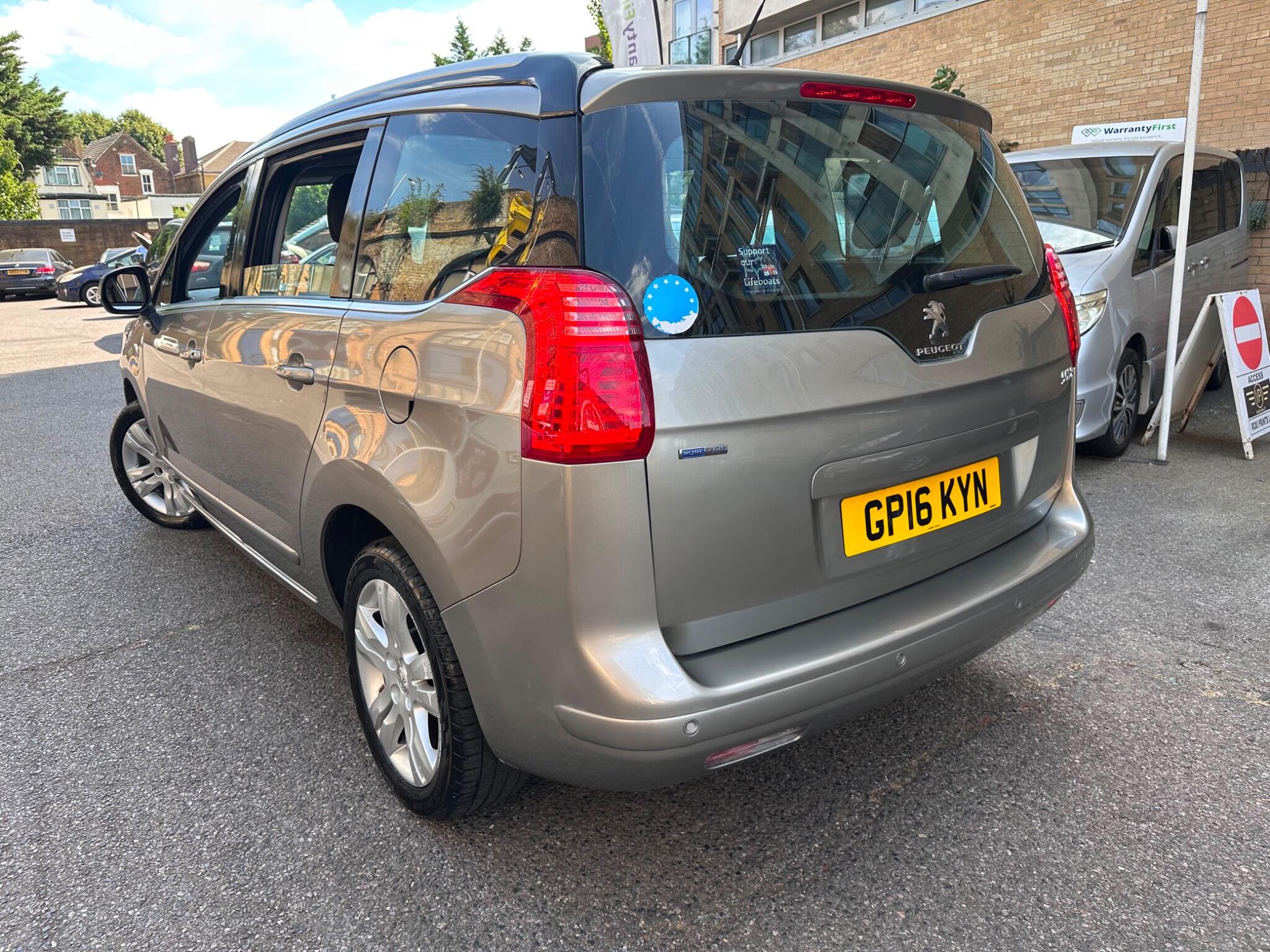 Peugeot 5008 view 3