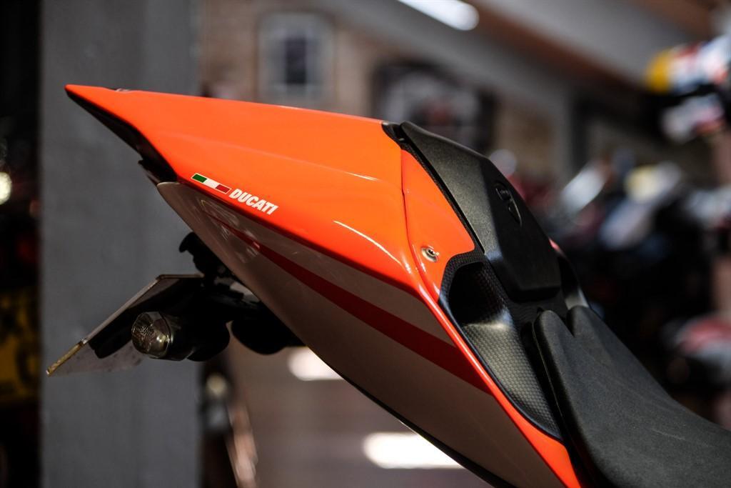 Ducati 1199 Superleggera view 3