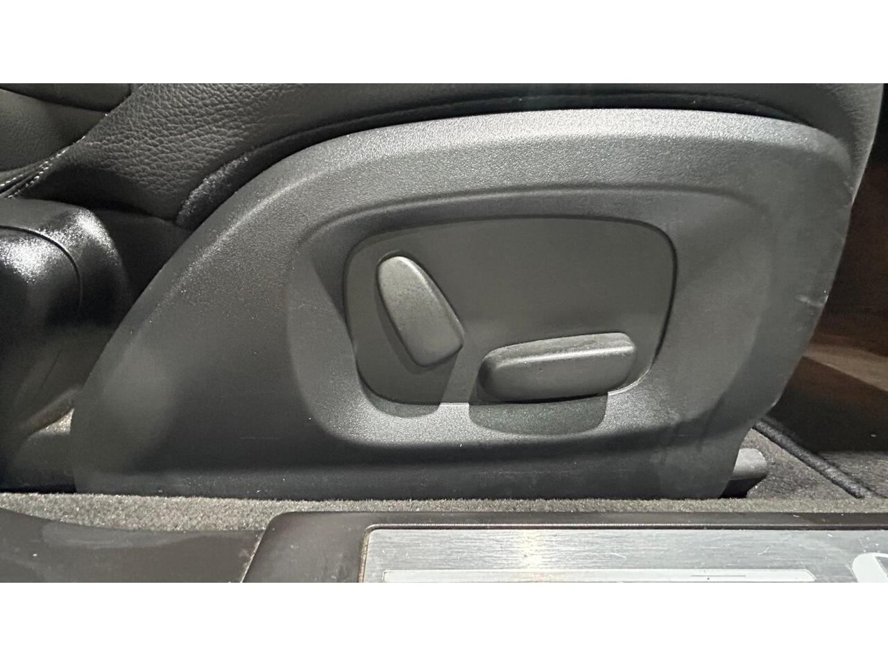Jaguar XF view 24