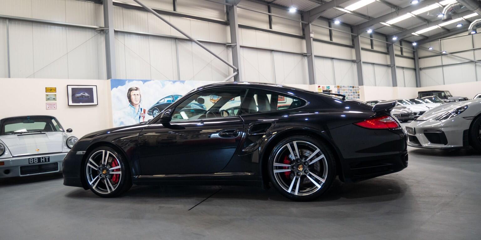 Porsche 911 view 7