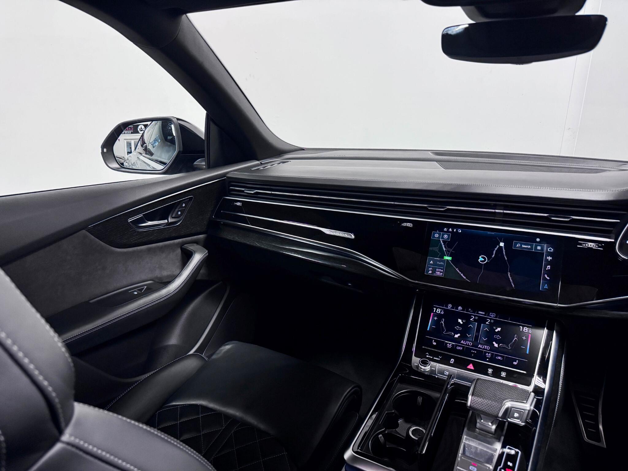 Audi SQ8 view 32