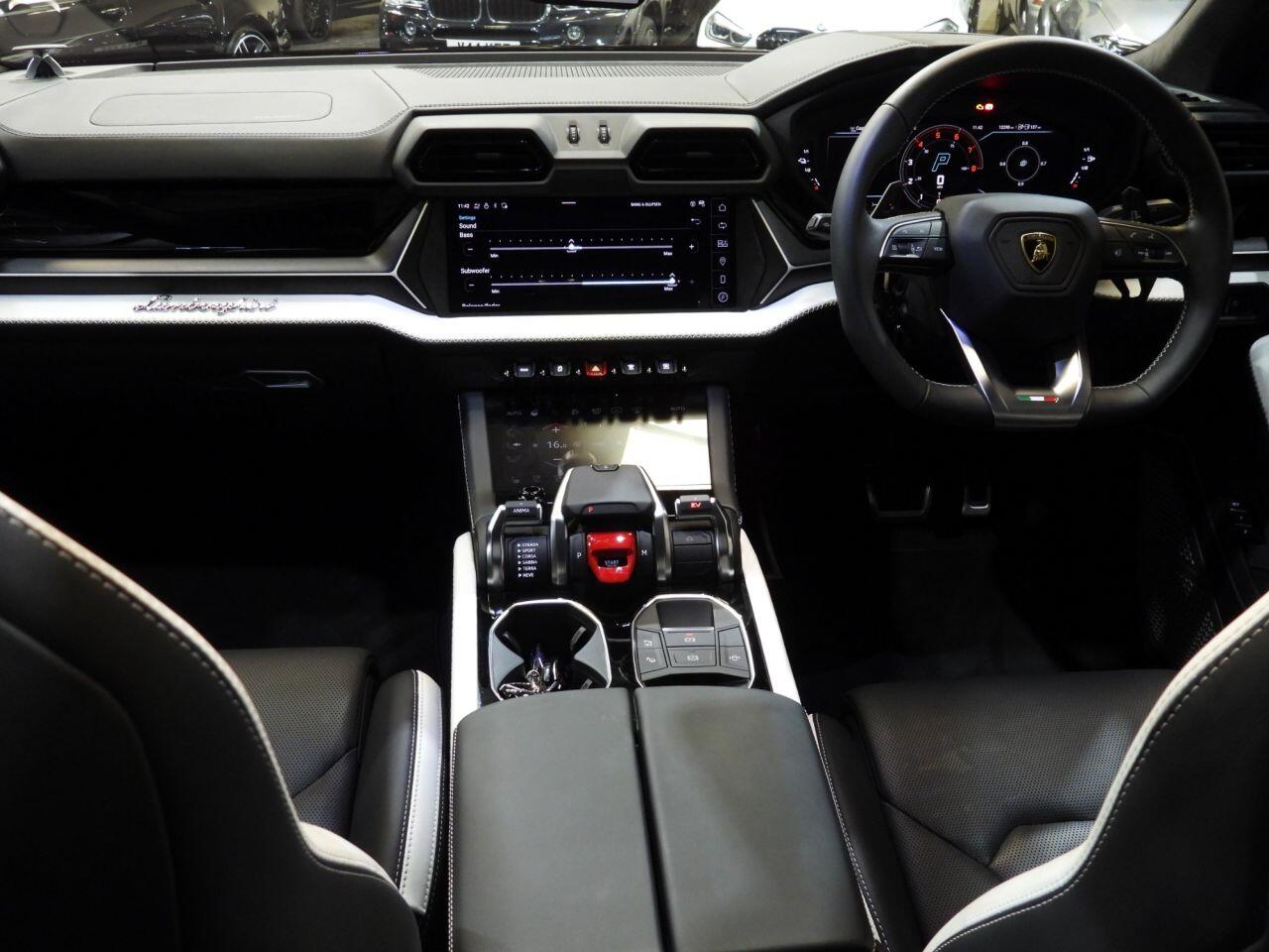 Lamborghini Urus view 30