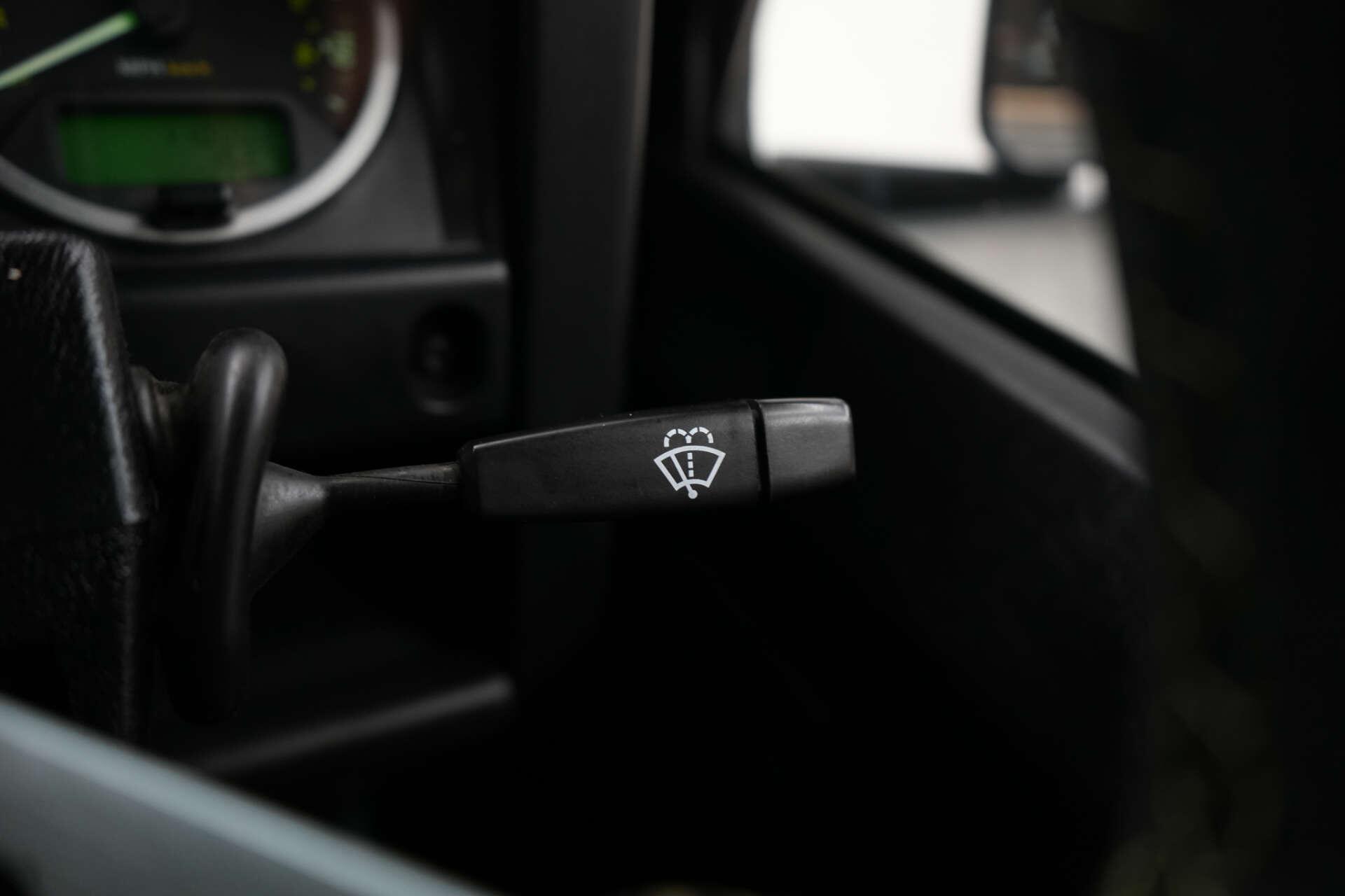 Land Rover Defender 90 view 31