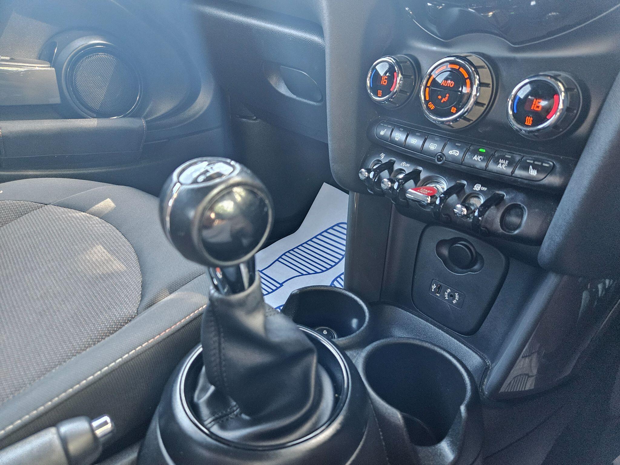 2018 MINI Hatch image 24