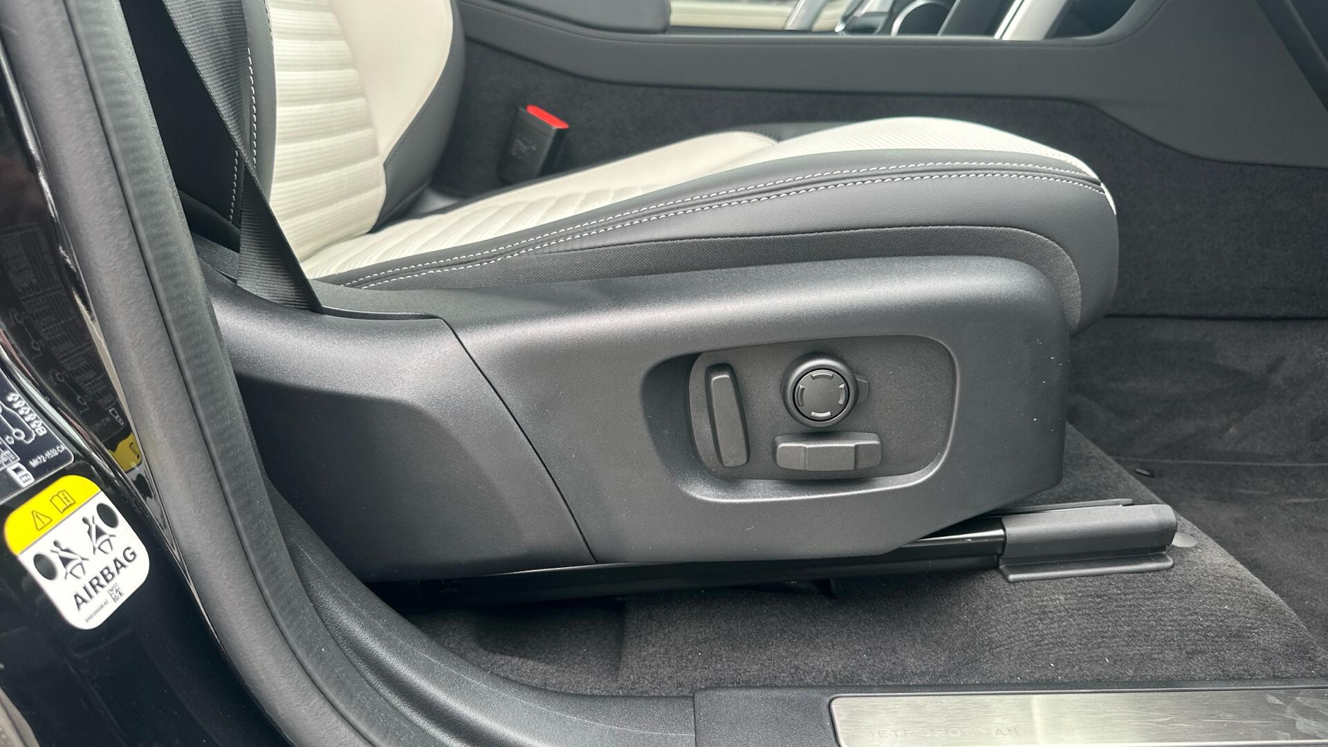 Land Rover Discovery Sport view 37
