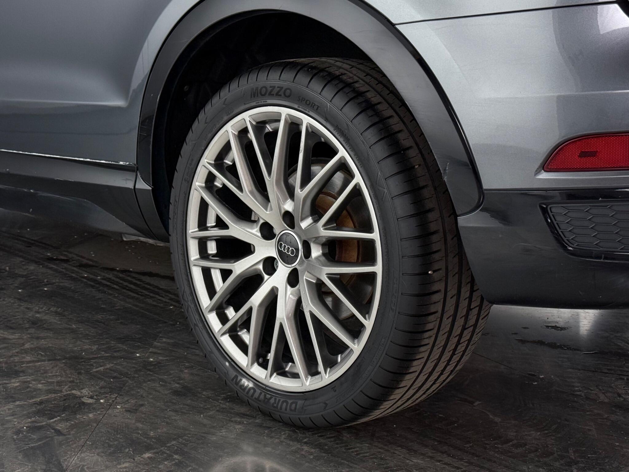 Audi Q3 view 9