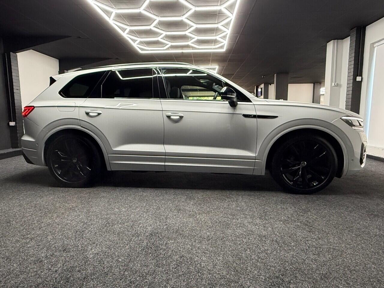 Volkswagen Touareg view 16