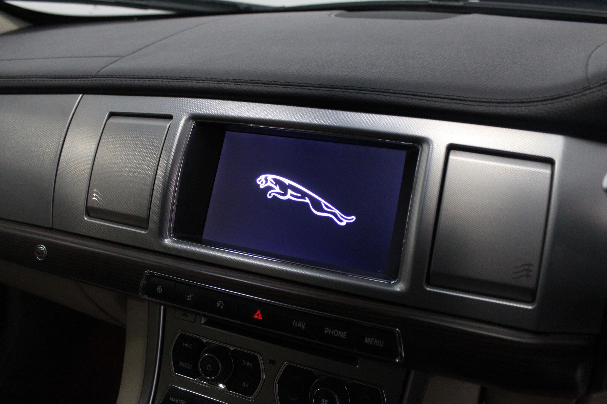 Jaguar XF view 39
