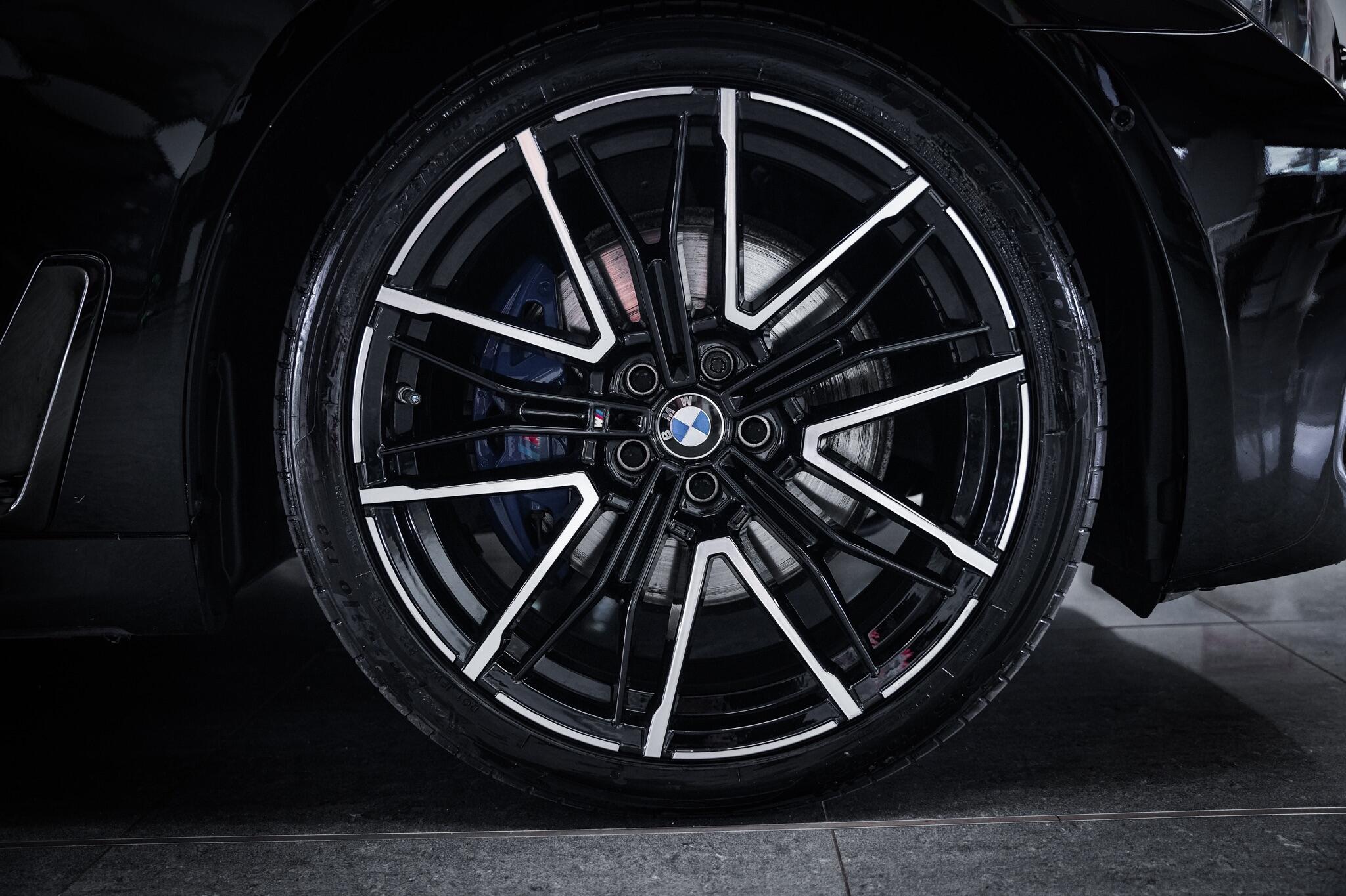BMW 7 Series view 26