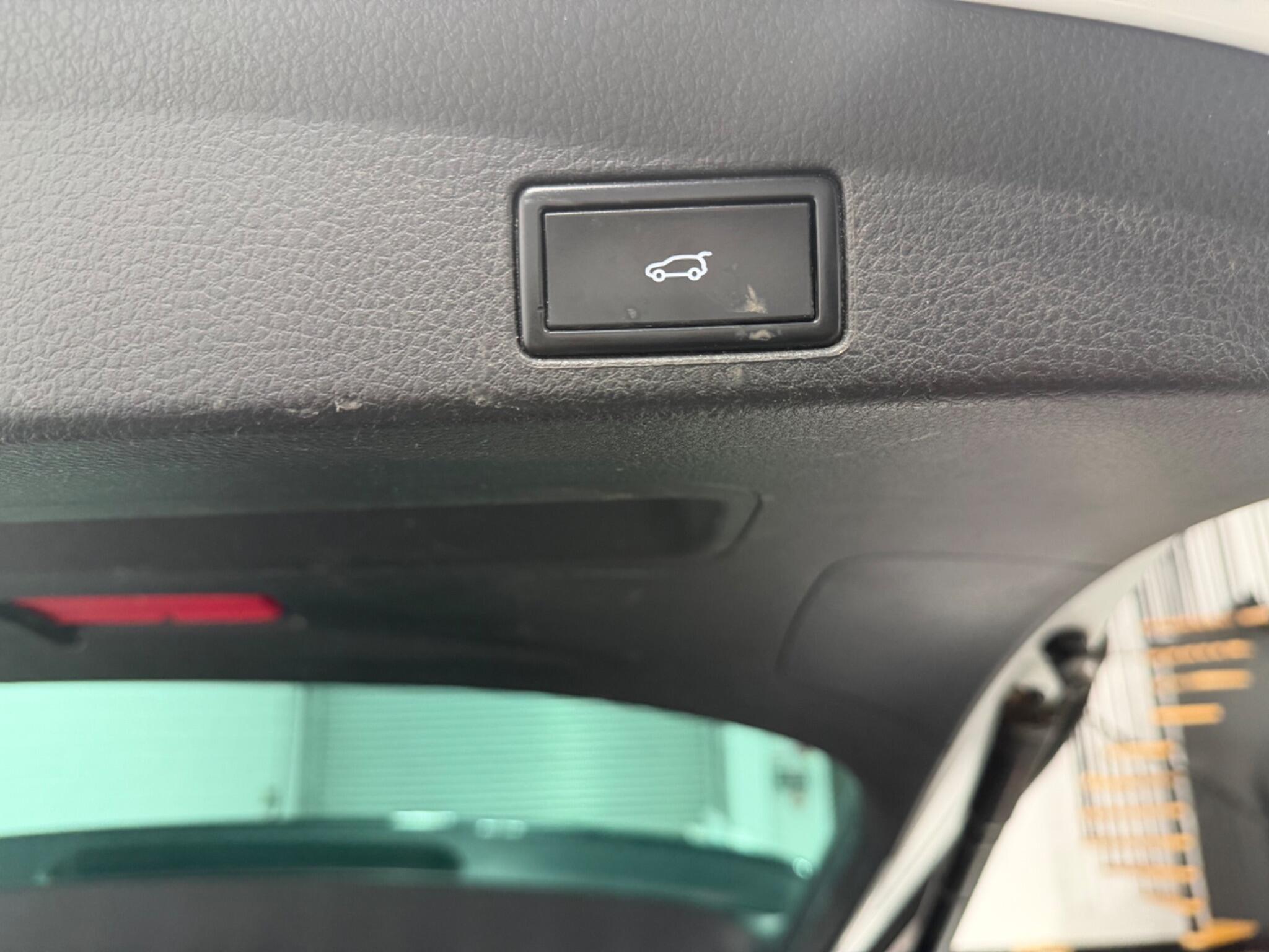 Volkswagen Touareg view 13