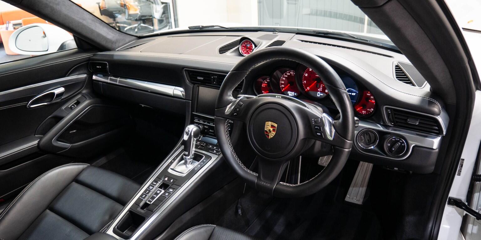 Porsche 911 view 13